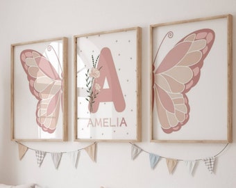 Baby- en kinderkamerdecoratie - Set van 3 posters met gepersonaliseerde voornamen - Geboortecadeau - Drieluik met vlinders en hart