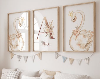 Décoration Chambre Enfant ou Bébé - Set 3 Affiches avec Prénom Personnalisées - Initiale Prénom Fleurie - Affiche Cygnes Blanc Flamingo