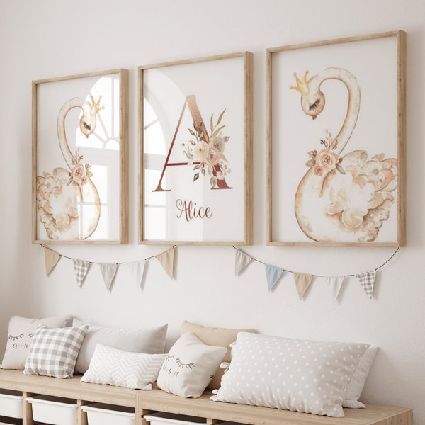 Décoration Chambre Enfant ou Bébé - Set 3 Affiches avec Prénom Personnalisées - Initiale Prénom Fleurie - Affiche Cygnes Blanc Flamingo