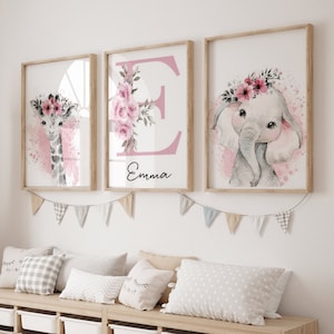 Decoración de la habitación del bebé con tema de Safari - Juego de 3 carteles de animales rosas - Regalo de nacimiento personalizado - Inicial de flor de niña