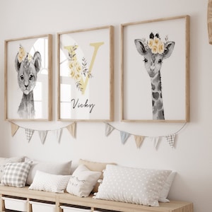 Decoración Habitación Bebé Sabana - Set 3 Pósters Personalizados - Regalo Nacimiento - León Jirafa Elefante Cebra con Corona Flor Amarilla