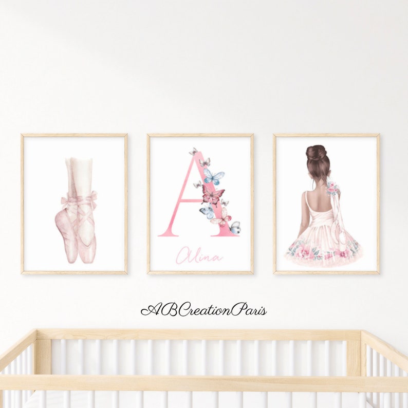 Chambre d'enfant avec 3 affiches murale sur thème de la danse. Une affiche avec des ballerine rose, une avec l'initiale et le prénom et une affiche avec une danseuse étoile de dos