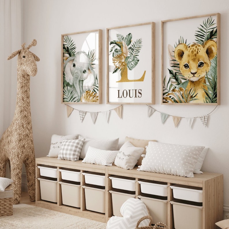 Affiches chambre enfant animaux de la jungle avec prénom personnalisée. Affiche elephant, lion avec feuillage dore