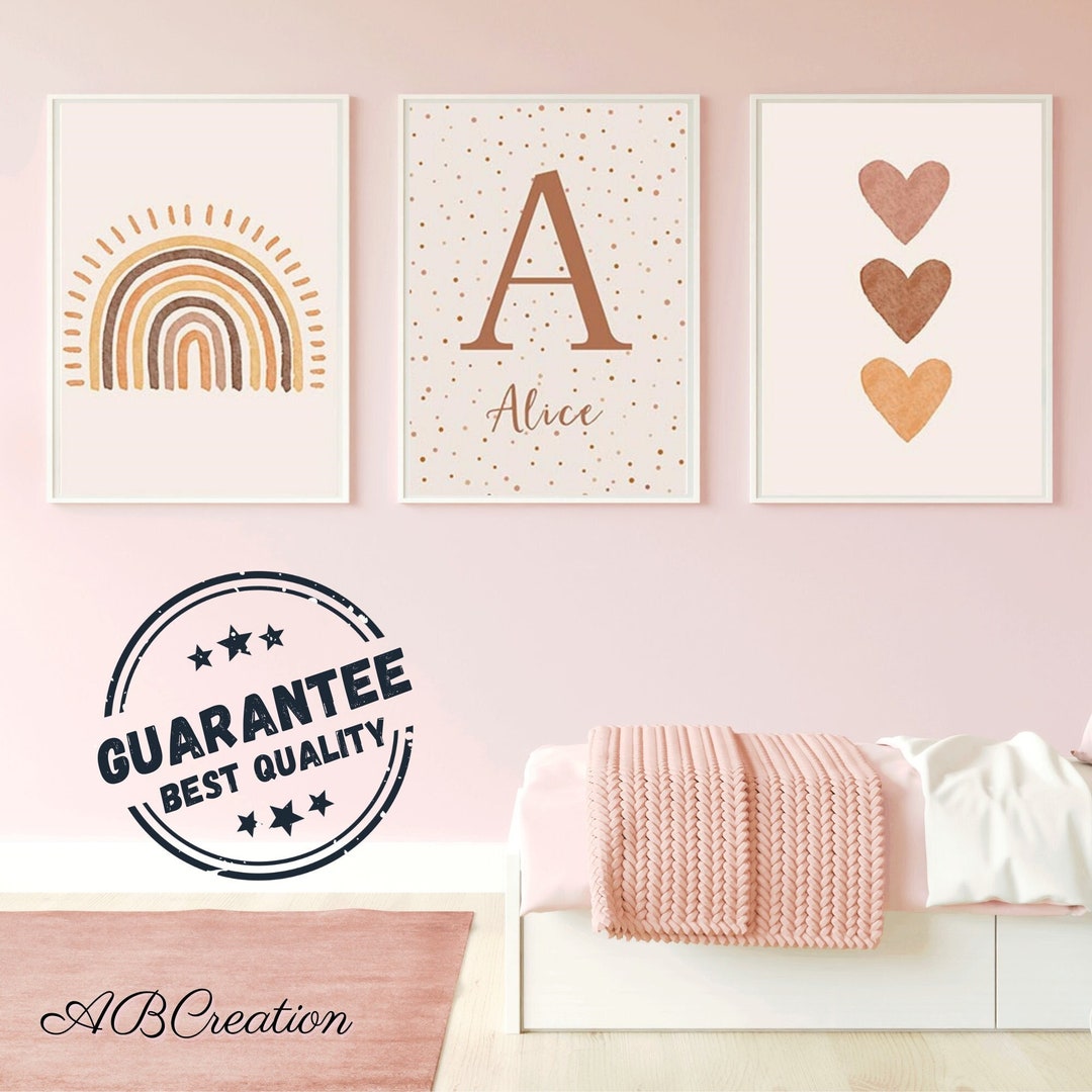 ABCreationParis - Set 3 affiches Personnalisées Style Boho Décoration Chambre Bébé Affiche de Naissance Arc-en-ciel Terracotta - Initiale et Triple Cœur