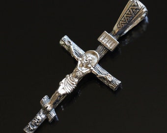 Klassiek traditioneel Russisch-orthodox-christelijk kruisbeeld om te bewaren en te beschermen. Sterlingzilver 925. Elizaveta-fabriek in Sint-Petersburg.