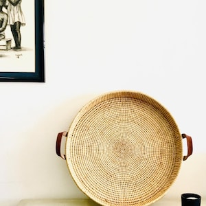 Duża pleciona taca na stolik kawowy | 60 cm lub 45 cm, skórzane uchwyty | Ręcznie tkana deska do serwowania z rattanu | Ekspozytor na żywność | Ekspozytor na bufet w kształcie pufy