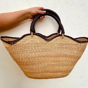 Bolga ラタン バスケット | スカラップ ナチュラル ファイバー バッグ | 編み込み ショッパー | ビーチ バスケット | レザー ハンドル付き装飾編み込みバッグ