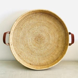 Bandeja grande tejida para mesa de centro con asas de cuero, expositor de ratán tejido a mano, bandeja otomana decorativa.