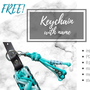 Könnte beinhalten: Ein Schlüsselanhänger mit Namen, mit einem türkisfarbenen und weißen geflochtenen Design. Der Schlüsselanhänger hat einen Lederriemen und einen silbernen Verschluss. Der Text "Keychain with name" wird in einem grauen Feld mit dem Wort "FREE!" darüber angezeigt.