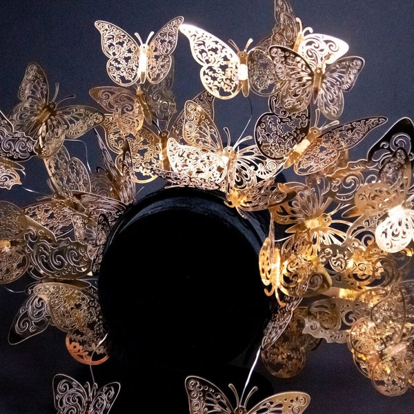 Custom Schmetterling Kopfschmuck - Goldene Quinceanera Krone - Derby Fascinator - Halloween Kostüm - Surrealer Renaissance Karneval