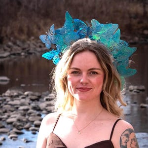 Holographische blaue Schmetterlings Krone – Verträumte Halo Krone – Feen Festival Haarschmuck
