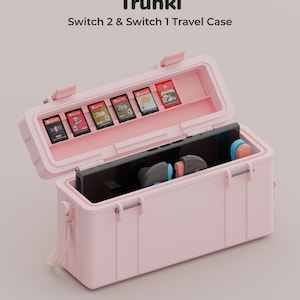 Op de afbeelding: Een lichtroze rechthoekige reiskoffer voor een spelcomputer, met de tekst Trunki Switch 2 & Switch 1 Travel Case. Het open deksel toont zes gamecartridges, terwijl het hoofdvak een spelcomputer en twee controllers bevat.