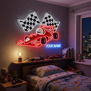 Op de afbeelding: Een neonbord in de vorm van een rode raceauto met geblokte vlaggen. Het bord heeft de blauwe tekst "YOUR NAME". De kamer heeft ook een bed met een raceautothema, speelgoed raceauto's en een teddybeer.