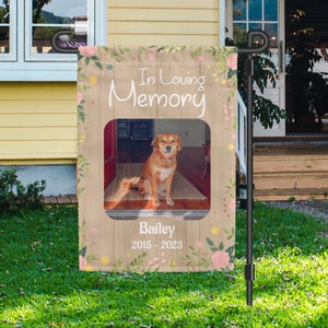 Puede incluir: Una bandera de jard&iacute;n de madera marr&oacute;n con un borde floral y una foto de un perro. La bandera dice "In Loving Memory" y "Bailey 2015-2023".
