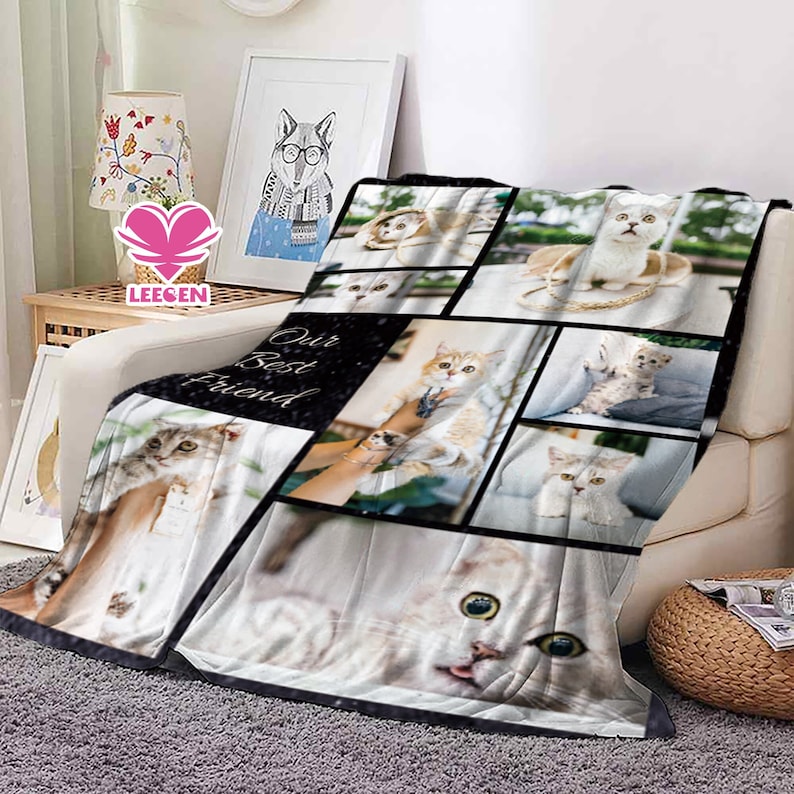 Puede incluir: Una manta de franela en blanco y negro con un collage de fotos de gatos. La manta tiene el texto "Our Best Friend" en letras blancas sobre un fondo negro.