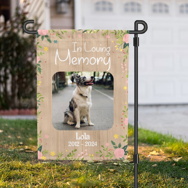 Puede incluir: Una bandera de jard&iacute;n de madera con un dise&ntilde;o floral y una foto de un perro. La bandera dice "In Loving Memory" y "Lola 2012-2024".