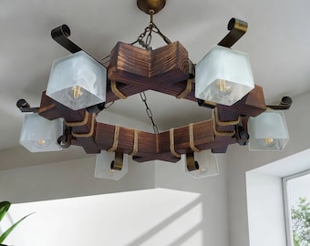 Rustikaler Kronleuchter Anhänger aus Holz - Handgemachte Leuchte im Bauernhausstil mit gotischem Charme und Holzlampenstrahl für Restaurant oder Zuhause