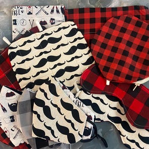 Mascarilla para ojos con estampado de cuadros y bigote, funda, bandana para mascotas y agarradera.