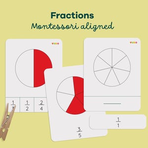 Puede incluir: Tarjetas educativas de fracciones con diagramas circulares rojos y blancos, etiquetas de fracciones y pinzas de madera. Las tarjetas muestran fracciones como 1/3, 1/2, 2/4 y 3/5. El texto "Fractions Montessori aligned" está en la parte superior.