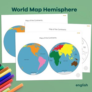 Può includere: Diverse mappe stampate dell'emisfero terrestre con continenti in vari colori. Le mappe sono etichettate "Map of the Continents" e il testo "World Map Hemisphere" è in alto. Un set di pennarelli colorati si trova in basso a sinistra.