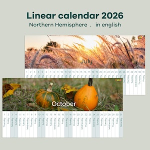 Puede incluir: Un calendario lineal de 2026 para el hemisferio norte, en inglés. El calendario presenta imágenes de julio y octubre. La imagen de julio muestra hierba alta con una puesta de sol. La imagen de octubre muestra calabazas.