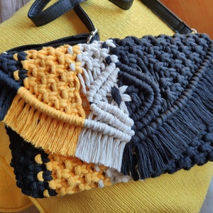 Bolso con tapa de macramé multicolor