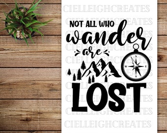 Puede incluir: Diseño gráfico en blanco y negro con el texto "Not all who wander are lost" y una brújula con montañas y árboles en el fondo.