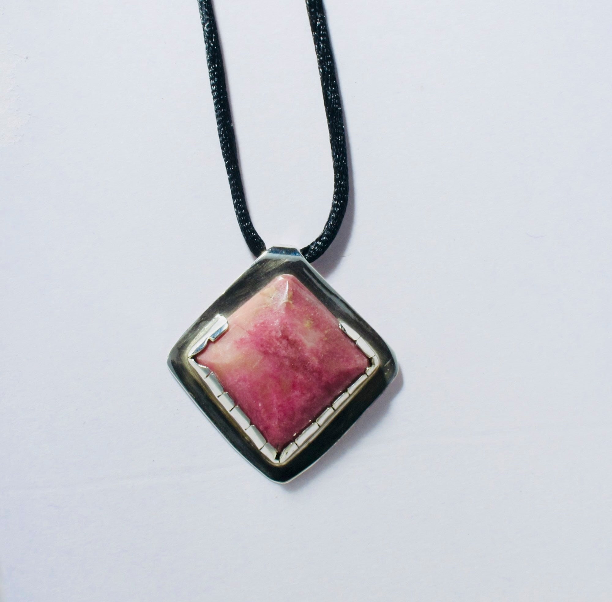 Pendentif Rond En Rhodonite Naturelle - Pierre Rose Et Noir - Breloque Percée - Neuf Sans Emballage
