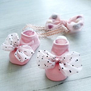 Set regalo per neonata / Scatola regalo per neonato / Fascia per capelli per neonato / Calzini per neonato / Regalo di benvenuto per neonata / Regalo per baby shower / Regalo per neonato / Ricevimento del neonato immagine 10