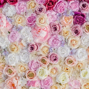 Puede incluir: Una pared de flores artificiales en tonos de rosa, blanco y crema. Las flores est&aacute;n dispuestas en un patr&oacute;n de degradado, con las flores rosa m&aacute;s oscuras en la parte superior y las flores crema m&aacute;s claras en la parte inferior.