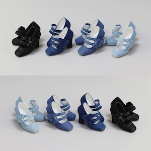 Puede incluir: Una variedad de zapatos de tacón alto de mezclilla en varios tonos de azul y negro. Cada par presenta un diseño de correas y un detalle de lazo. Los zapatos están dispuestos en filas, mostrando las diferentes opciones de color.