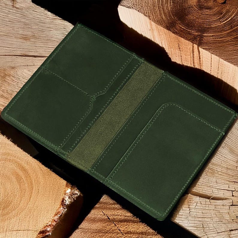 Pu&ograve; includere: Un set di tre tazze in ceramica con finitura opaca e macchiettata. Le tazze sono nei toni del crema, marrone chiaro e marrone scuro. Ogni tazza ha un design semplice e minimalista.