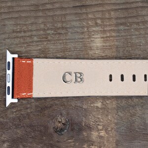 Cinturino classico in pelle marrone per Apple Watch 38 mm 40 mm 41 mm 42 mm 44 mm 45 mm 46 mm 49 mm Nuova serie 11 10 9 8 7 6 5 4 3 2 1 SE 3 2 1 Ultra 3 2 1 Embossed (Silver)