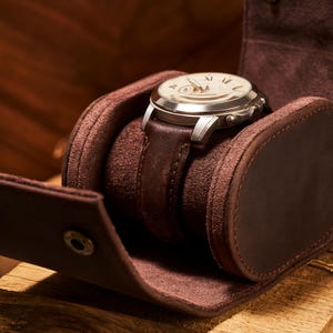 Custodia per orologio in vera pelle personalizzata / Scatola per orologio da viaggio marrone scuro per uomo o donna / Idea regalo di lusso / Porta rotolo per orologio personalizzato