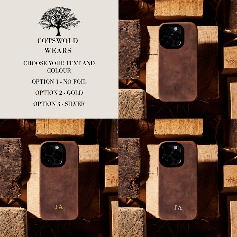 K&ouml;nnte beinhalten: Eine braune Leder-Handyh&uuml;lle mit einem goldenen Monogramm "JA" auf einem Holzgrund. Der Text "COTSWOLD WEARS" ist in der oberen linken Ecke des Bildes sichtbar. Der Text "CHOOSE YOUR TEXT AND COLOUR" ist unter dem Text "COTSWOLD WEARS" sichtbar. Der Text "OPTION 1 - NO FOIL" ist unter dem Text "CHOOSE YOUR TEXT AND COLOUR" sichtbar. Der Text "OPTION 2 - GOLD" ist unter dem Text "OPTION 1 - NO FOIL" sichtbar. Der Text "OPTION 3 - SILVER" ist unter dem Text "OPTION 2 - GOLD" sichtbar.