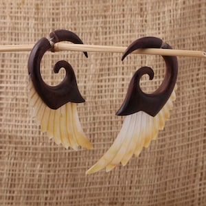 Faux calibre d&#39;aile, sculpture sur bois, sculpture de coquillages, boucles d&#39;oreilles sculptées à la main, bijoux faits main, accessoires de coquillages, bijoux de Bali, B47