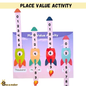Pode incluir: Uma atividade educativa colorida com foguetes numéricos para praticar o valor posicional. Os foguetes são de várias cores, com números de 0 a 9. O texto "PLACE VALUE ACTIVITY" está no topo.
