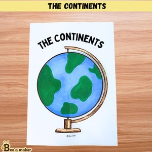 Puede incluir: Un póster educativo blanco con una ilustración de un globo terráqueo con océanos azules y masas terrestres verdes. El texto THE CONTINENTS está impreso en letras mayúsculas negras sobre el globo. El globo está sobre un soporte marrón.