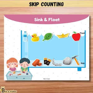 Puede incluir: Póster educativo con el texto "Skip Counting" y "Sink & Float". El póster presenta una escena acuática azul con objetos flotantes y hundidos, incluyendo un patito de goma, una hoja, un barco de papel y una manzana. Dos niños juegan con objetos en una mesa de agua.