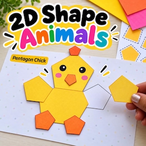 Könnte beinhalten: Ein Papierbastelblatt mit dem Titel 2D Shape Animals, das ein gelbes Küken aus Fünfecken zeigt. Das Küken hat einen Kopf, einen Körper, Flügel und Füße in Fünfeckform sowie rosa Wangen und schwarze Augen. Eine Hand hält ein gelbes Fünfeck.