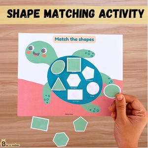 Puede incluir: Una actividad de emparejamiento de formas imprimible para niños con una tortuga de dibujos animados con diferentes formas en su caparazón. Las formas incluyen un círculo, un cuadrado, un triángulo, un hexágono, un pentágono y un rectángulo. La actividad incluye formas recortadas para que coincidan con las formas de la tortuga.