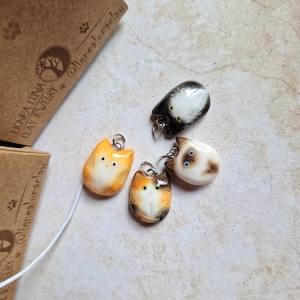 Personalisierter Katzen Anhänger: Handgefertigter Gedenk Anhänger, Polymer Clay Handyanhänger (13x15x5 mm)