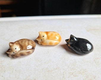 Custom Polymer Clay Cat Figurine: Miniature Handcrafted Curled Up Kitten Sculpture, Personalized Cat Memorial 20x25х15 mm