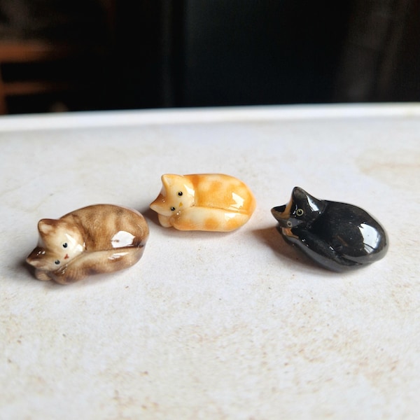 kundenspezifische Polymer Ton-Katzenfigurine: Miniatur-Handgefertigte zusammengerollte Kätzchen-Skulptur, personifiziertes Katzen-Denkmal 20x25х15 mm