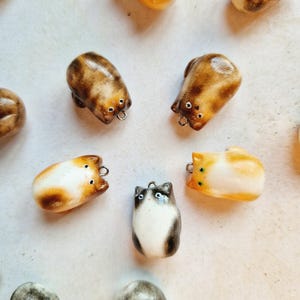 Breloques pour chat faites main - Petits bijoux en céramique pour chat - Collier chat n° 8 orange, écaille de tortue, calicot, bronze tabby - CHAT PERSONNALISÉ à partir de la photo