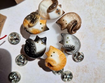 Custom Cat Brooch: Embossed Polymer Clay Tabby, Orange, Calico, Siamese, Tuxedo Pin for Backpacks 20x20x15 mm