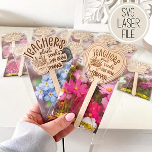 Puede incluir: Se muestran marcadores de plantas de madera con el texto "TEACHERS plant seeds THAT GROW FOREVER". Los marcadores están unidos a paquetes de semillas con flores coloridas. La imagen también incluye el texto "SVG LASER FILE".