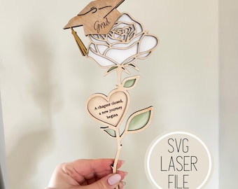 Wycięty laserowo prezent na kwiat z okazji ukończenia szkoły: plik do grawerowania SVG (przetestowany przez GlowForge)