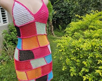 Mini robe au crochet colorée faite main - style bohème d'inspiration vintage