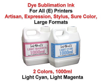 Puede incluir: Dos botellas de tinta de plástico blanco, etiquetadas como "Light Magenta" y "Light Cyan", con una capacidad de 1000 ml. Las botellas son para impresoras de sublimación de tinta, compatibles con impresoras Epson. El texto de la imagen dice "Dye Sublimation Ink" y "2 Colors, 1000ml".
